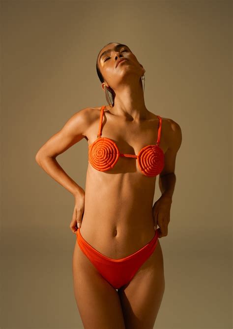 Cómo llevar bikini rojo en Primavera Verano Vogue