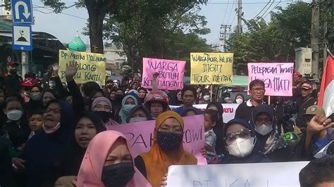 Ribuan Warga Berunjukrasa Di Depan PT KAI Daop 8 Surabaya Tuntut Tetap