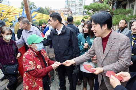 副總統賴清德（前右）10日上午到艋舺龍山寺參香祈福，並發放龍年福袋給民眾。中央社記者張皓安攝 113年2月10日 圖：中央社 新聞