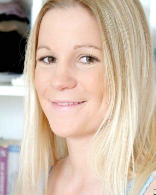 Une Blonde Idiote Pose Nue Dans Une Biblioth Que Photos Porno Photos Xxx Images Sexe