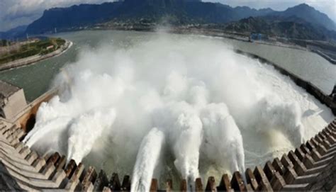 三峽大壩泄洪猛於海嘯 風水師預測大地震危及大壩｜大紀元時報 香港｜獨立敢言的良心媒體