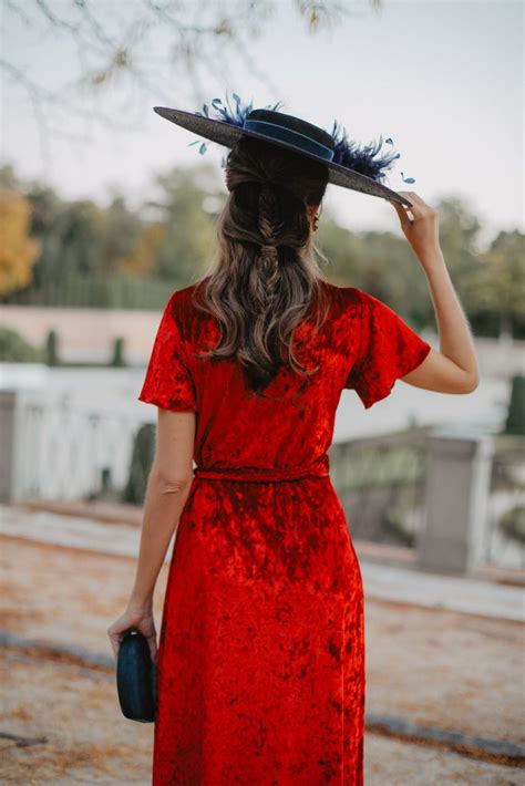 Look invitada de mañana terciopelo rojo Invitada Perfecta