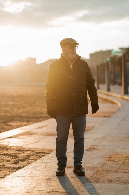 Voller Schuss älterer Mann der einen Spaziergang macht Kostenlose Foto