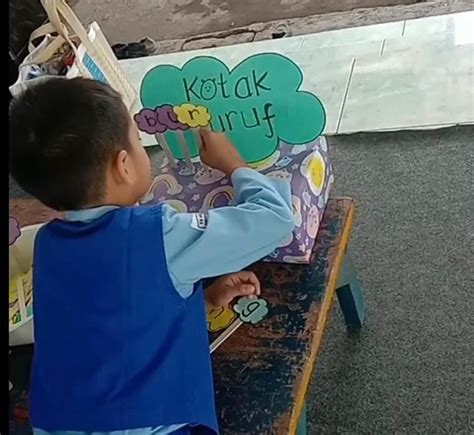 Meningkatkan Kemampuan Mengenal Huruf Pada Anak Melaui Media Kotak Huruf