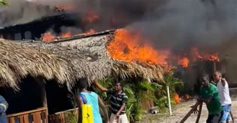 Incendio deja diez locales reducidos a cenizas en Las Terrenas Samaná