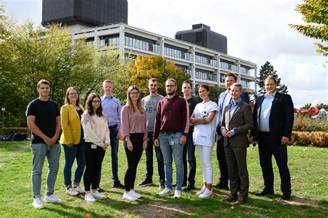 Ausbildung Erfolgreich Abgeschlossen 81 Prozent Der Azubis Bleiben An