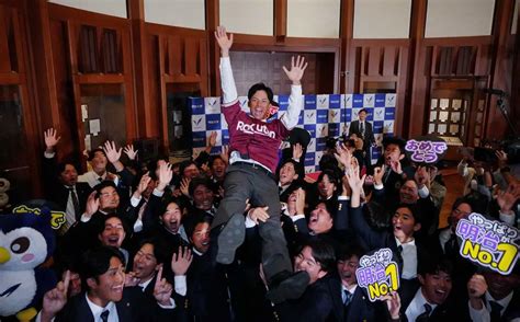 胴上げされる楽天から指名された明大・宗山（撮影・木村 揚輔） ― スポニチ Sponichi Annex 野球