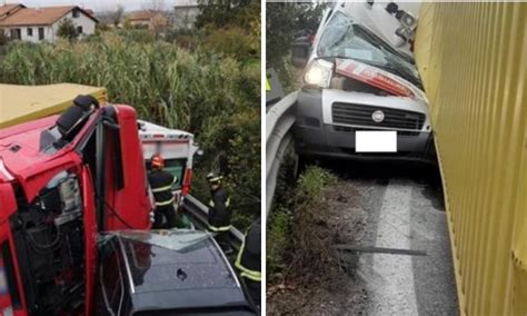 Spaventoso Incidente Tir Si Ribalta E Schiaccia Unambulanza Morti L