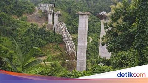 Jembatan Rel Kereta Ambruk Saat Dibangun Di India 26 Pekerja Tewas