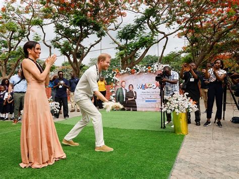 Meghan Markle et le prince Harry tout sourire au Nigeria après sêtre