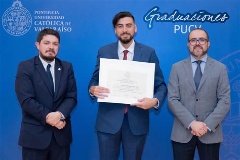 Ceremonias de entrega de diplomas de título y grado Alumnos titulados