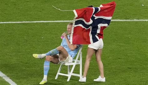 Foto Momen Kemesraan Erling Haaland Bersama Kekasihnya Stadion Serasa