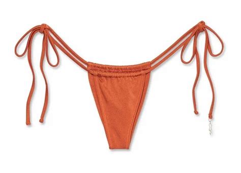 Emily Ratajkowski presentó la bikini estilo taparrabos que será tendencia este verano TN