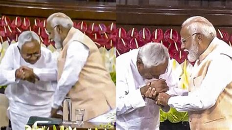 Nitish Kumar Tried To Touch Modi S Feet This Is What Happened In NAD