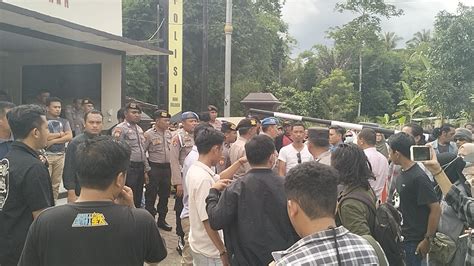 Warga Demo Tuntut Penahanan Tersangka Atas Kematian Mahasiswa IAIN