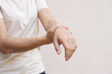 mujer tiene músculo debilidad en su mano 21182076 Foto de stock en Vecteezy