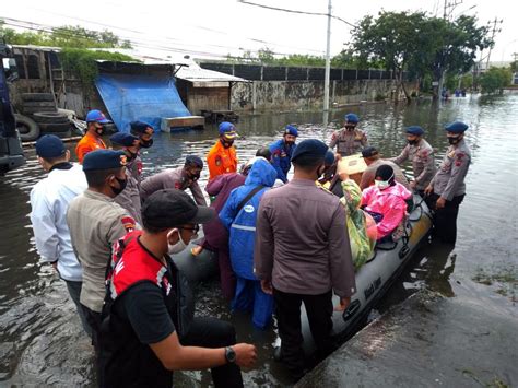 FOTO Tim SAR Gabungan Dan Ditpolairud Polda Jateng Berjibaku Evakuasi