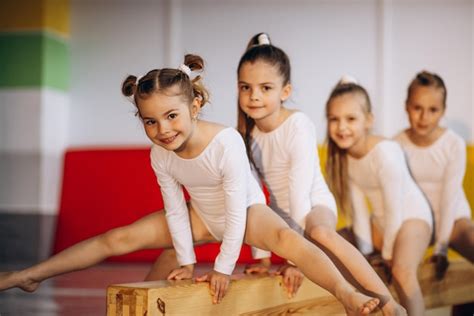 Grupo De Chicas Haciendo Ejercicio En La Escuela De Gimnasia Foto Premium