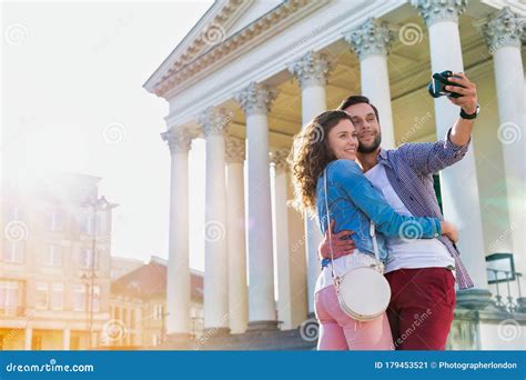 Portrait De L Homme Prenant Le Selfie Avec Sa Petite Amie Image Stock