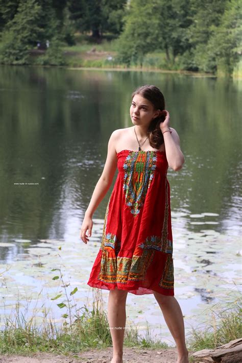 Hippie Babe Elizabeth Naked Park Stroll Elizaveta Nude In A Public Park 002 Porn Pic