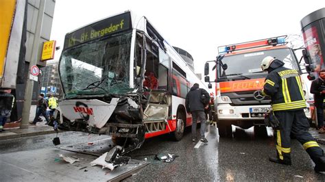 Crash Am Hauptbahnhof HVV Bus Kracht In Laster Alle Insassen