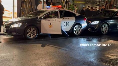 周杰倫、金智媛同台代言活動 警車取締違停「倒退嚕」撞邁巴赫