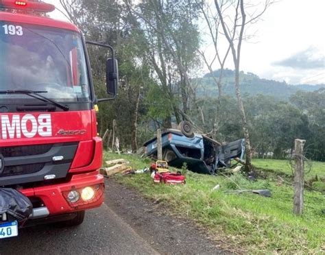 Caco Da Rosa Capotamento Seguido De Choque Em Rvore Deixa Motorista