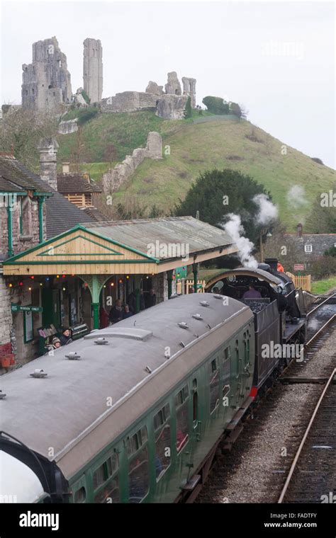 Corfe Castle Dorset Uk 28 December 2015 Winter Warm Up On Swanage