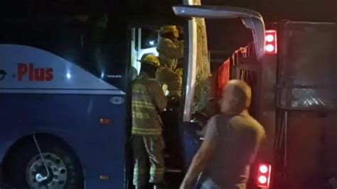 Tr Iler Quiso Dar Vuelta En U En Aguascalientes Vuelca Y Autob S De