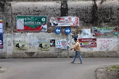 Alat Peraga Kampanye Dipaku Di Tembok Keraton Surakarta Solo Ancam