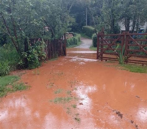 Moradores ficam praticamente ilhados em Córrego Ferreira