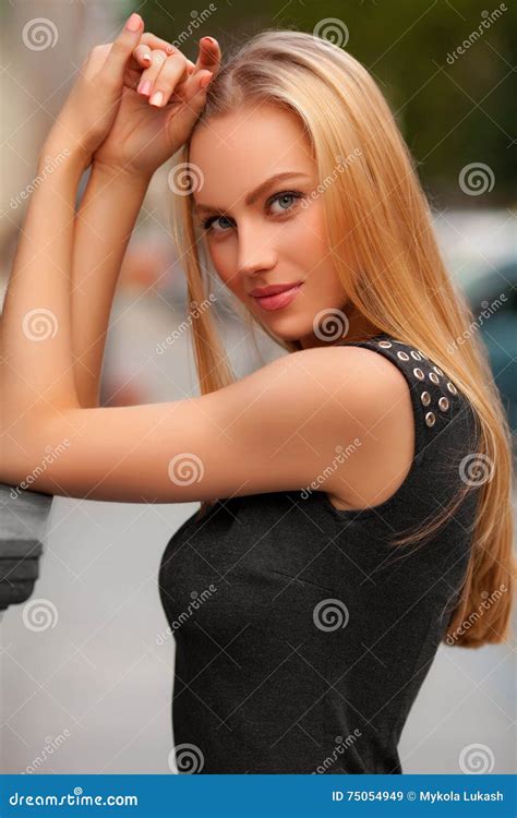 Mooie Sexy Vrouw Met Zwarte Kleding En Het Blonde Haar Stellen Openlucht Het Portret Van Het