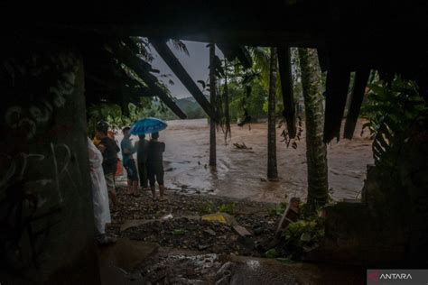 Banjir Dan Tanah Longsor Menyebabkan Rumah Rusak Di Lebak Antara News