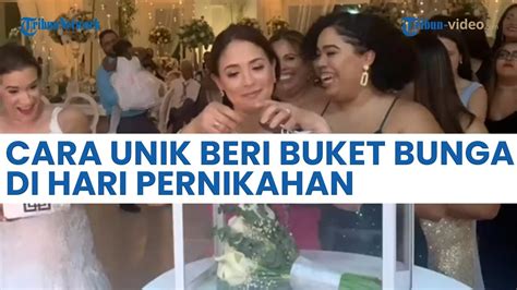 Cara Unik Wanita Ini Berikan Buket Bunga Di Hari Pernikahannya Tak