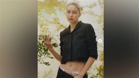 Gaya Fashion Harian Gigi Hadid Pakai Denim Dan Kalung Dari Nenek