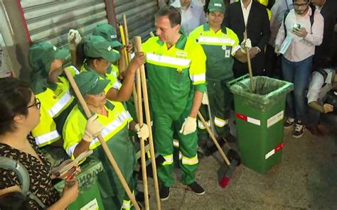 Doria se veste de gari e promete limpar a cidade durante sua gestão