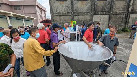 機械化代施基肥 禽畜糞肥資源循環又省工 生活 自由時報電子報