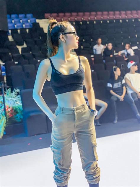 Minh Hằng khoe ảnh bán nude sao nam nói câu khiến dân mạng tranh cãi dữ dội