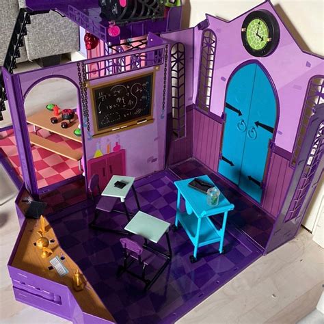 Se Produkter Som Liknar Monster High Skola Med Tillbe P Tradera