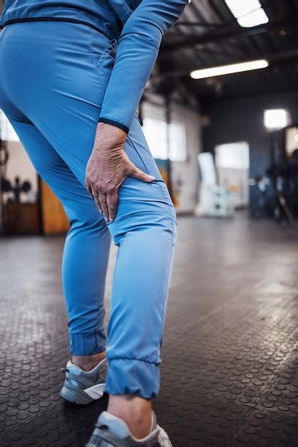 Acidente de lesão na perna e dor em uma academia após treino ou