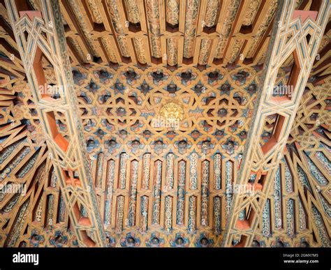 Le Palacio de la Madraza a connu une histoire intéressante. A partir d