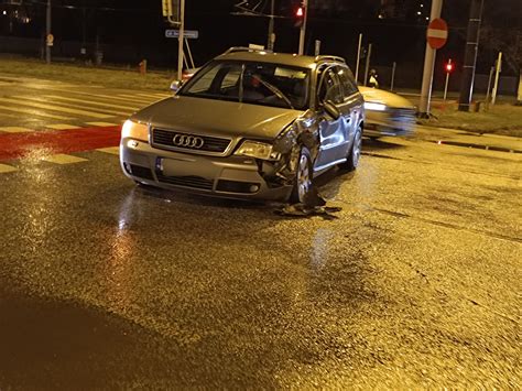 Zderzenie Audi Z Toyot Na Rondzie Wyst Puj Utrudnienia W Ruchu