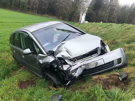 Schnottwil SO Zwei Autos Bei Unfall Ins Wiesland Geschleudert