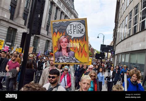 Londres Reino Unido 01st De Oct De 2022 Un Manifestante Sostiene Un