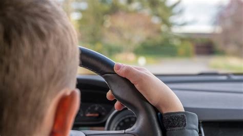 Bimbo Gioca In Auto Ma La Mette In Moto Mamma Lo Tira Fuori Prima