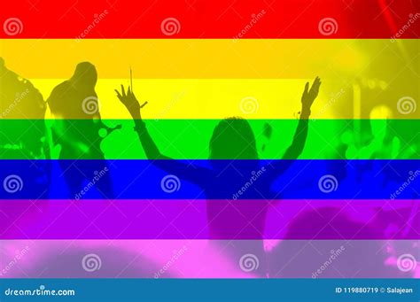 Bandera Gay Y Muchedumbre Del Arco Iris Imagen De Archivo Imagen De Colorido Homosexual