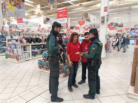 La Guardia Civil refuerza la seguridad en las compras navideñas en las