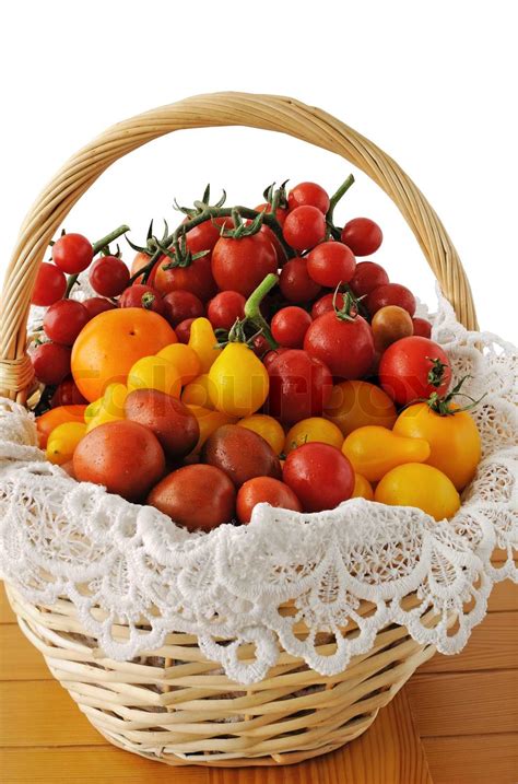 Forskellige sorter af tomater i en kurv | Stock foto | Colourbox