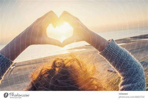 Frau H Nde In Herz Symbol Geformt Mit Sonnenuntergang Licht Am Strand