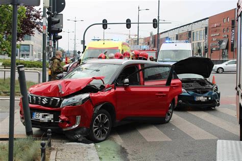 Groźny wypadek w centrum Łodzi Zderzyły się dwa samochody osobowe